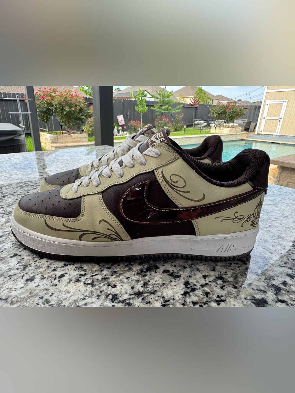 Nike Men’s Low-Top Sneakers Air Force 1 Mr cartoon brown pride Swoosh